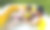 爸爸和他的儿子在游泳池里玩。孩子和父亲在室外游泳池玩得很开心，溅起水花，大笑。父亲节。图片下载