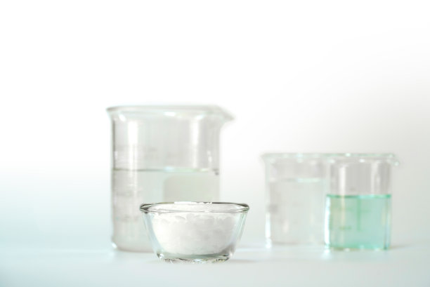 白色实验室桌子上的化妆品化学成分。氯化镍液体、微晶蜡、酒精图片下载