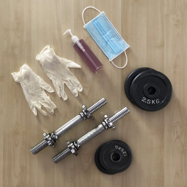 医用防护口罩，消毒剂，凝胶手套。家庭健身训练重量和预防病毒、细菌的措施图片下载