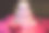 粉红色的桌子上放着黑色背景的白色婚礼蛋糕图片下载