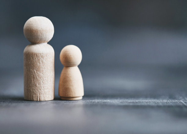 一个父母和一个孩子的概念家庭图片下载