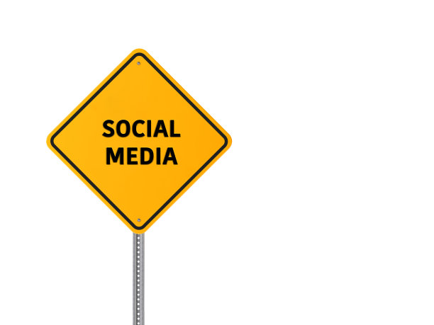 社交媒体标题在黄色路标与白色背景下的商业和金融概念图片下载