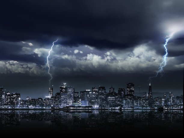 城市天际线上方戏剧性的天空图片下载