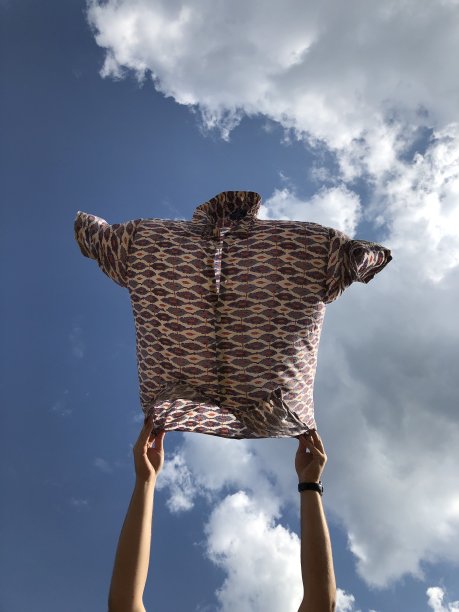 五颜六色的衬衫在风中飘扬图片下载