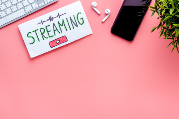 流媒体视频概念-在办公室工作场所的平板电脑。俯视图图片下载