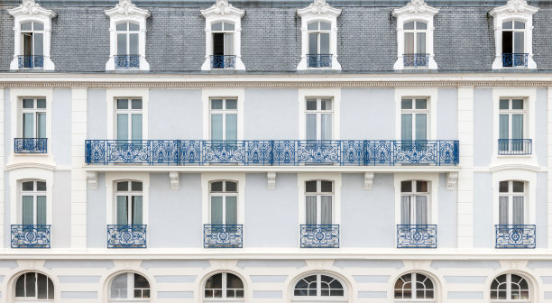 对称的，典型的格鲁吉亚风格的正面建筑图片下载