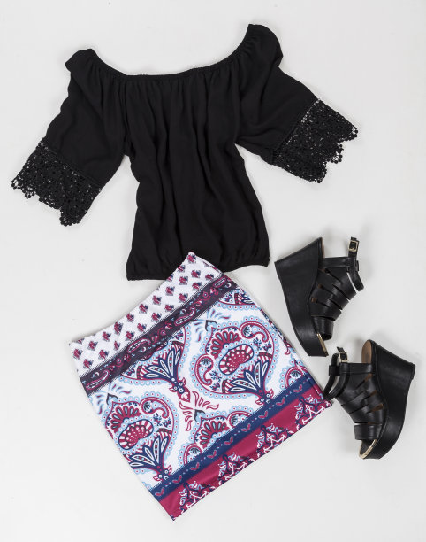 女人的衣服;设置:裙子，衬衫和鞋子在白色的背景。图片下载