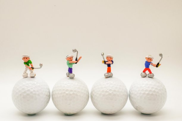 高尔夫球手迷你娃娃在球上练习。图片下载