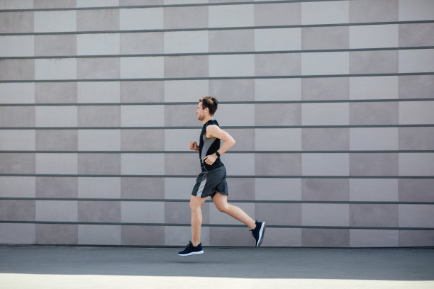 运动员和晨跑。穿着运动服和健身追踪器的肌肉男，跑步图片下载