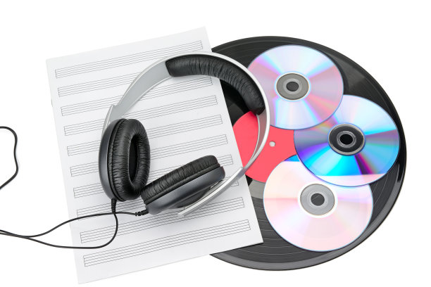 全尺寸有线耳机，黑胶唱片和CD盘隔离在白色背景。图片下载