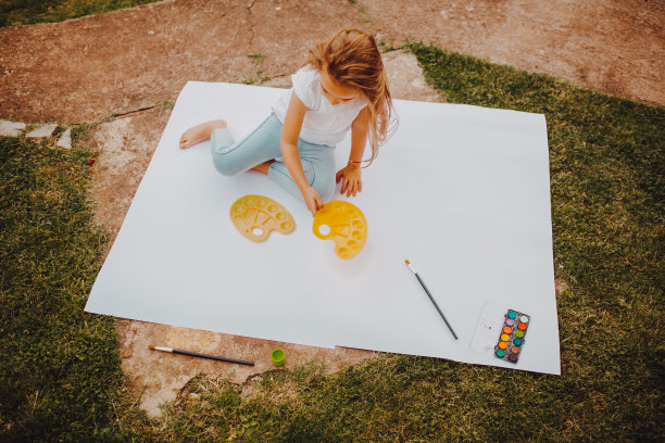 小女孩喜欢画画图片下载
