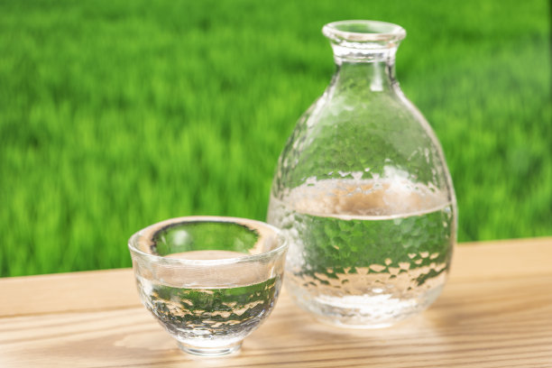 夏天稻田，清酒和清酒瓶子图片下载