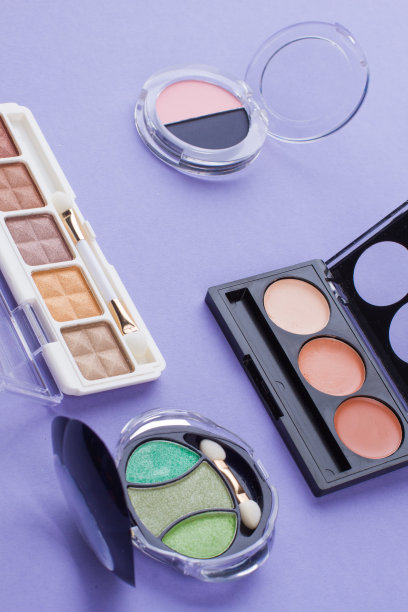 近距离收集打开的火药盒。图片下载