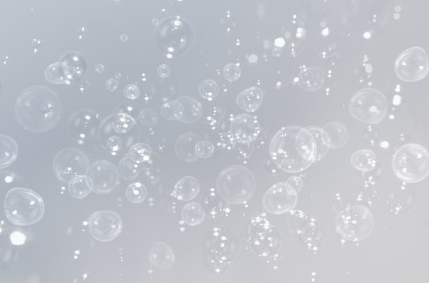 美丽透明的肥皂泡漂浮在白色的背景上。图片下载