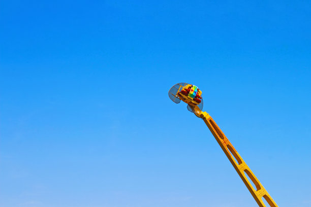 在乌克兰敖德萨的蓝天背景上吸引人们图片下载