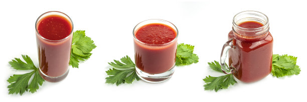 白色背景上有番茄汁和绿色植物的玻璃杯图片下载
