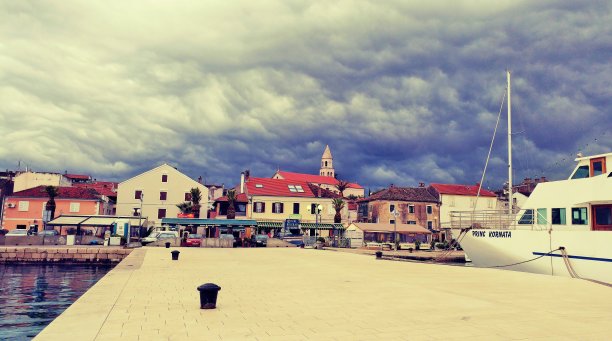 克罗地亚比奥格拉德纳莫鲁码头上拍摄的黑暗多云的天空图片下载