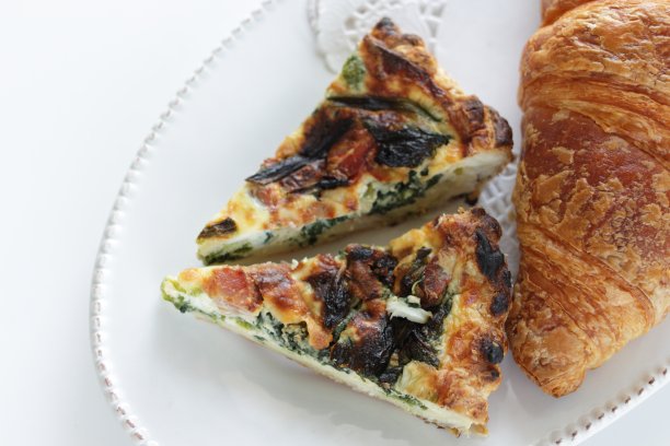 自制菠菜乳蛋饼和交叉面包图片下载