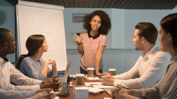 混合种族女商人导师举行简报不同的员工图片下载