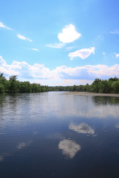 夏天高原上的一条美丽的河流。湖在一个生态干净的公园保护区，在山的背景。春天的美景。设计素材照片图片下载