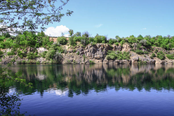 夏天高原上的一条美丽的河流。湖在一个生态干净的公园保护区，在山的背景。春天的美景。设计素材照片图片下载