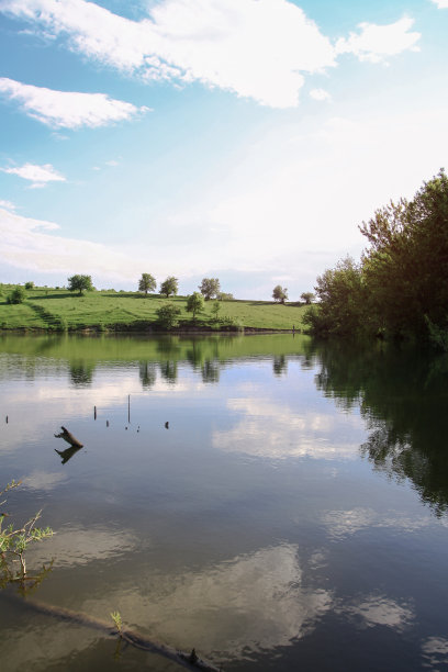 夏天高原上的一条美丽的河流。湖在一个生态干净的公园保护区，在山的背景。春天的美景。设计素材照片图片下载