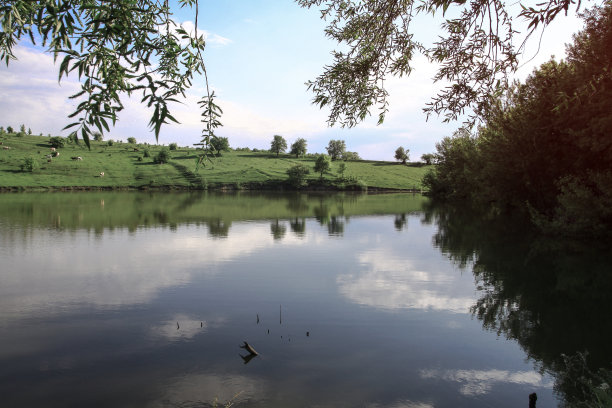 夏天高原上的一条美丽的河流。湖在一个生态干净的公园保护区，在山的背景。春天的美景。设计素材照片图片下载