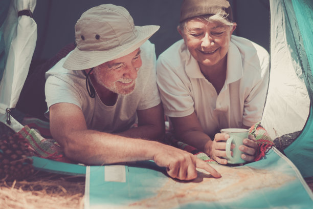 快乐的老年人生活方式与愉快的夫妇计划下一个旅行度假在地图上一起-老年人没有年龄限制享受生活在户外自然做免费露营图片下载