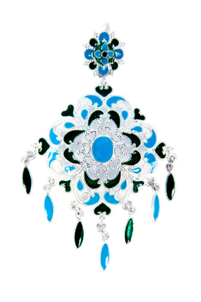 蓝色和黑色宝石银吊坠孤立在白色的背景。绚丽多彩的蓝、黑蓝宝石颈银艺术雕刻挂件装饰孤立图片下载
