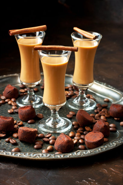 巧克力松露与奶油酒在木板上。大气食物照片，选择性聚焦图片下载