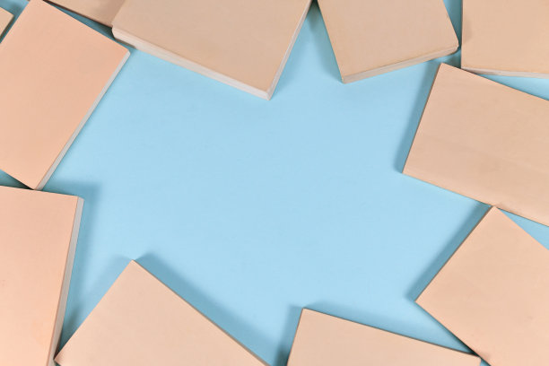 小的空白平装书形成框架周围的蓝色背景与空白的拷贝空间图片下载