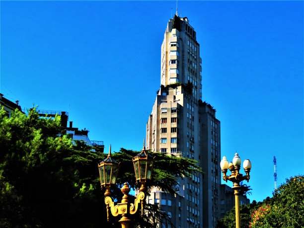 卡瓦纳大厦(Edificio Kavanagh)，从圣马丁广场观看。图片下载