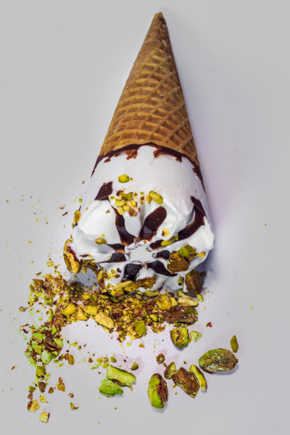 白色背景上的开心果冰淇淋图片下载