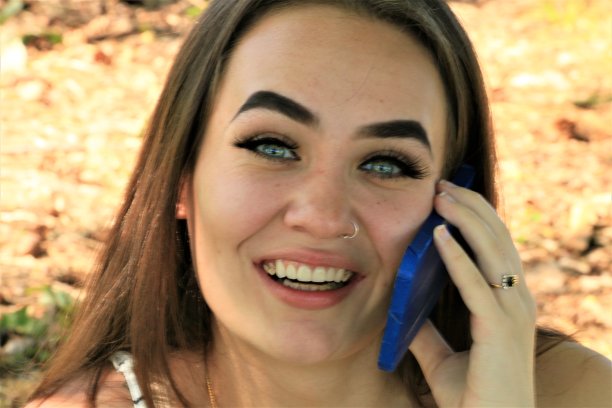 电话上的女人特写图片下载