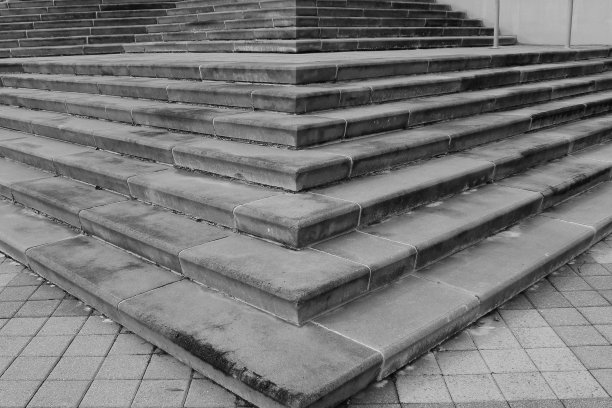 公园里楼梯的黑白照片图片下载
