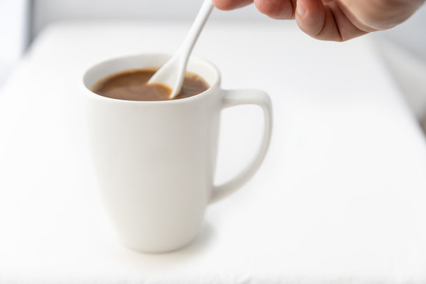 混合一杯美式风格的新鲜咖啡。图片下载