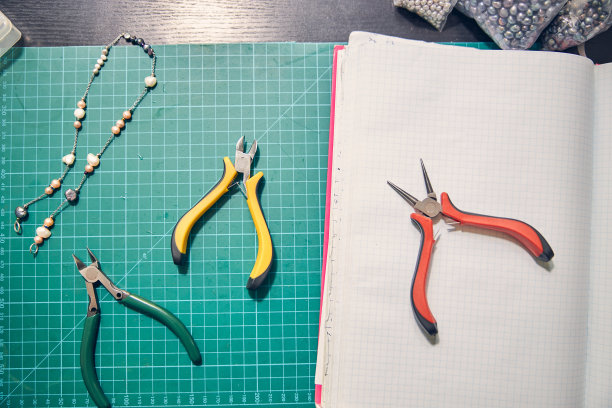 用于珠宝生产的仪器在母表上图片下载