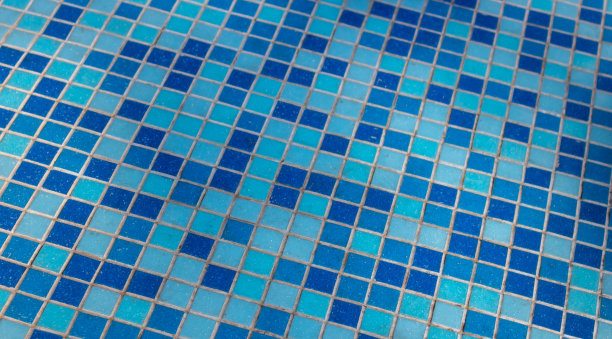 蓝色蓝色马赛克。游泳池、淋浴间、厨房的背景砖图片下载