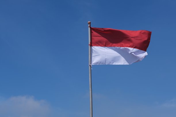 湛蓝的天空上悬挂着印度尼西亚国旗图片下载