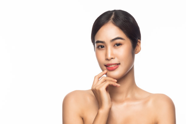 美丽的年轻亚洲女人清洁新鲜的皮肤与手触摸脸孤立在白色的背景。面部护理、美容、美容护肤理念图片下载