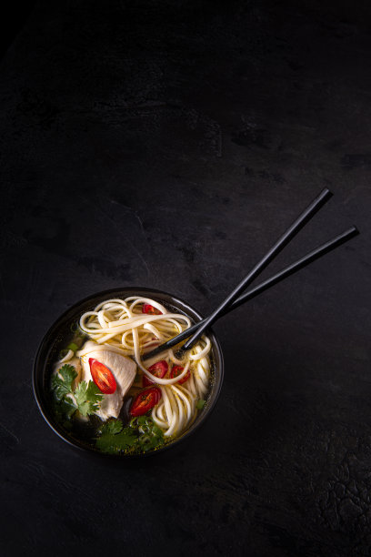 辣亚洲汤黑色与拷贝空间图片下载