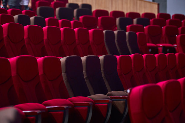 剧院大厅里亮红色和黑色的座位图片下载