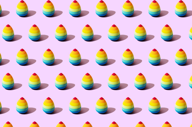 多色海绵，用于化妆、粉底、bb霜及日常面部护理。女人的明亮的美丽配件在粉红色的背景与阴影。流行艺术照片，时尚图案图片下载