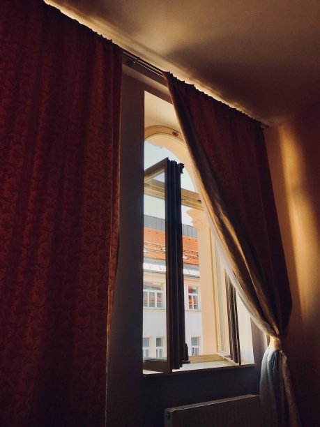 在炎热的夏天，感觉很热图片下载