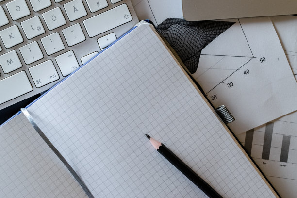 研究财务管理的概念。表格上的图表和财务文件。分析背景。图片下载