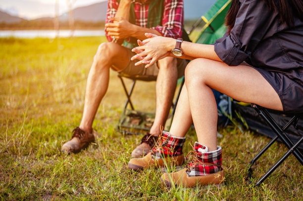 秋日的森林小径，男男女女在搭起户外帐篷后，坐着喝着饮料。徒步旅行，徒步旅行，团队，森林，露营，活动概念。图片下载