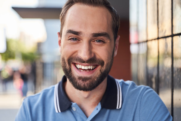 快乐英俊的胡子男性在户外度过一天图片下载