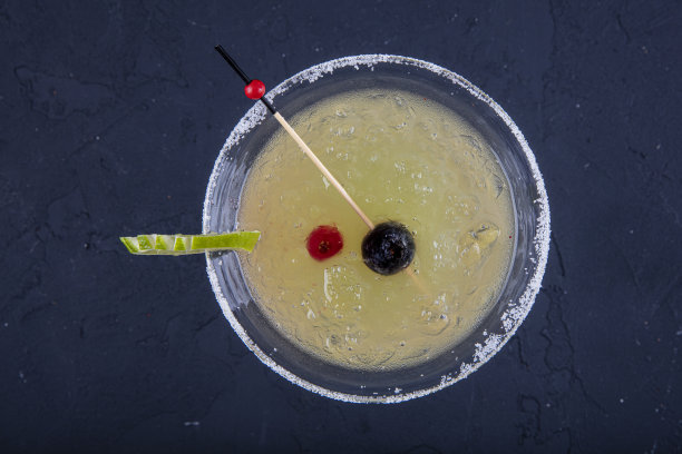 一杯柠檬马提尼鸡尾酒。酒吧里有一种含酒精的世界鸡尾酒。空间的文本。菜单图片图片下载