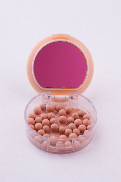 化妆粉球在一个盒子里隔离白色。图片下载