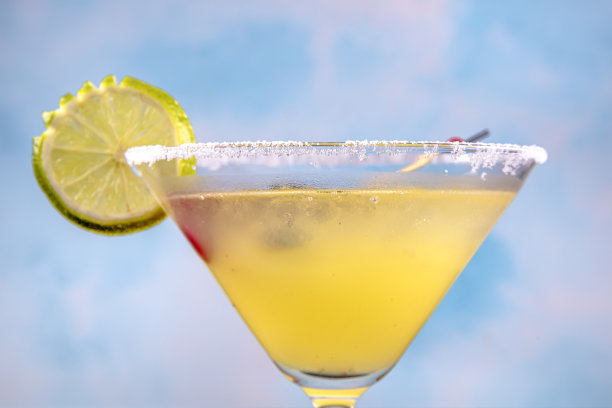 一杯柠檬马提尼鸡尾酒。酒吧里有一种含酒精的世界鸡尾酒。空间的文本。菜单图片图片下载